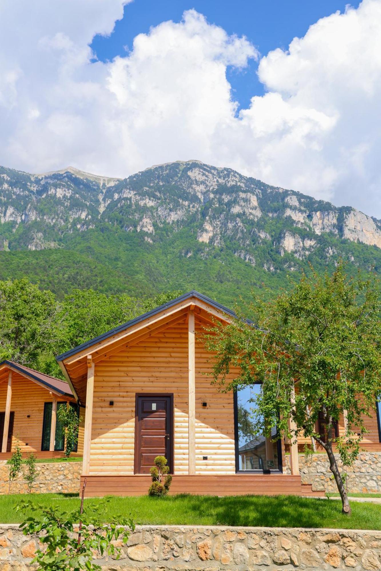 Bujtina Kapinova Hotel Berat Luaran gambar