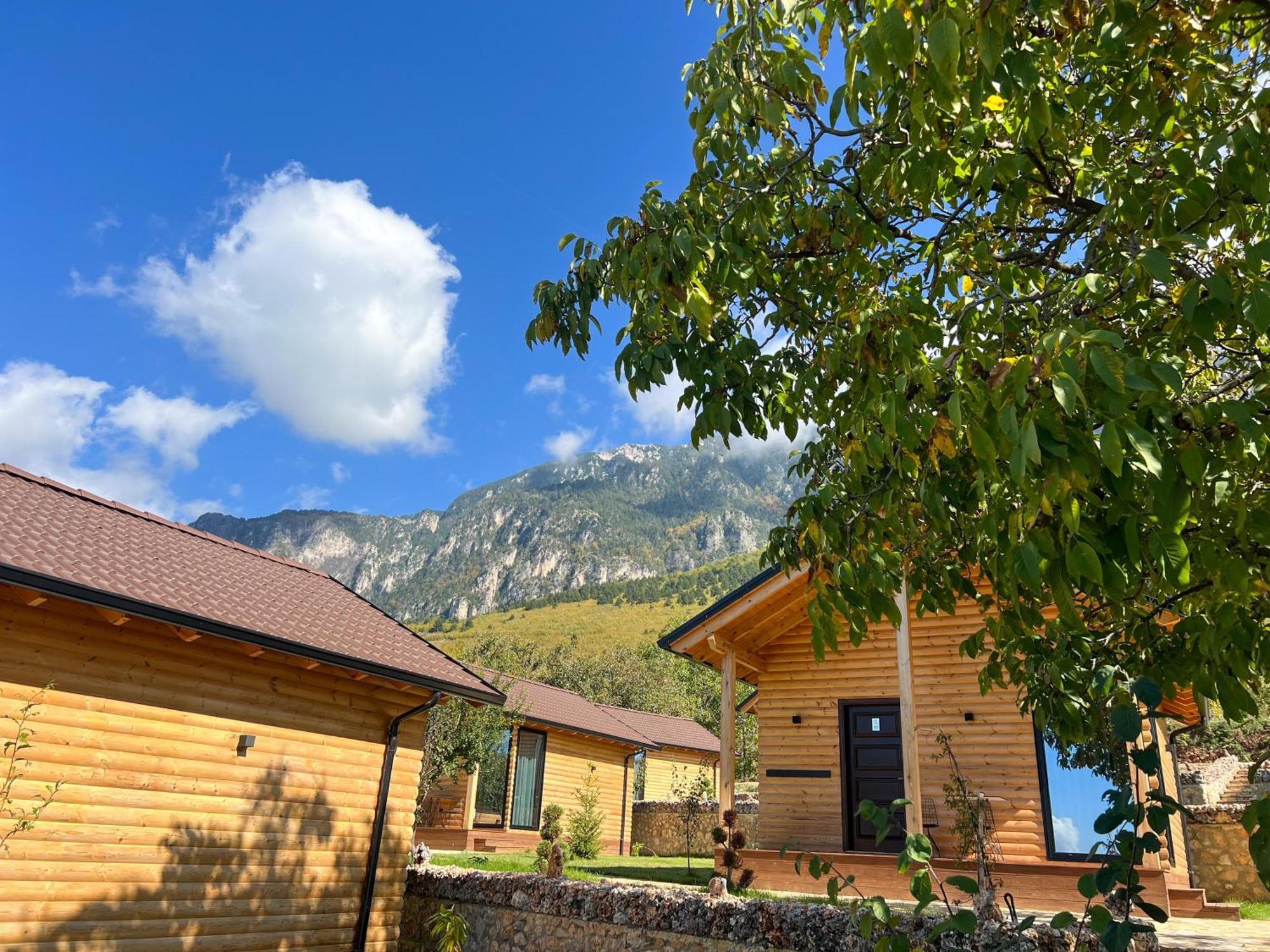 Bujtina Kapinova Hotel Berat Luaran gambar